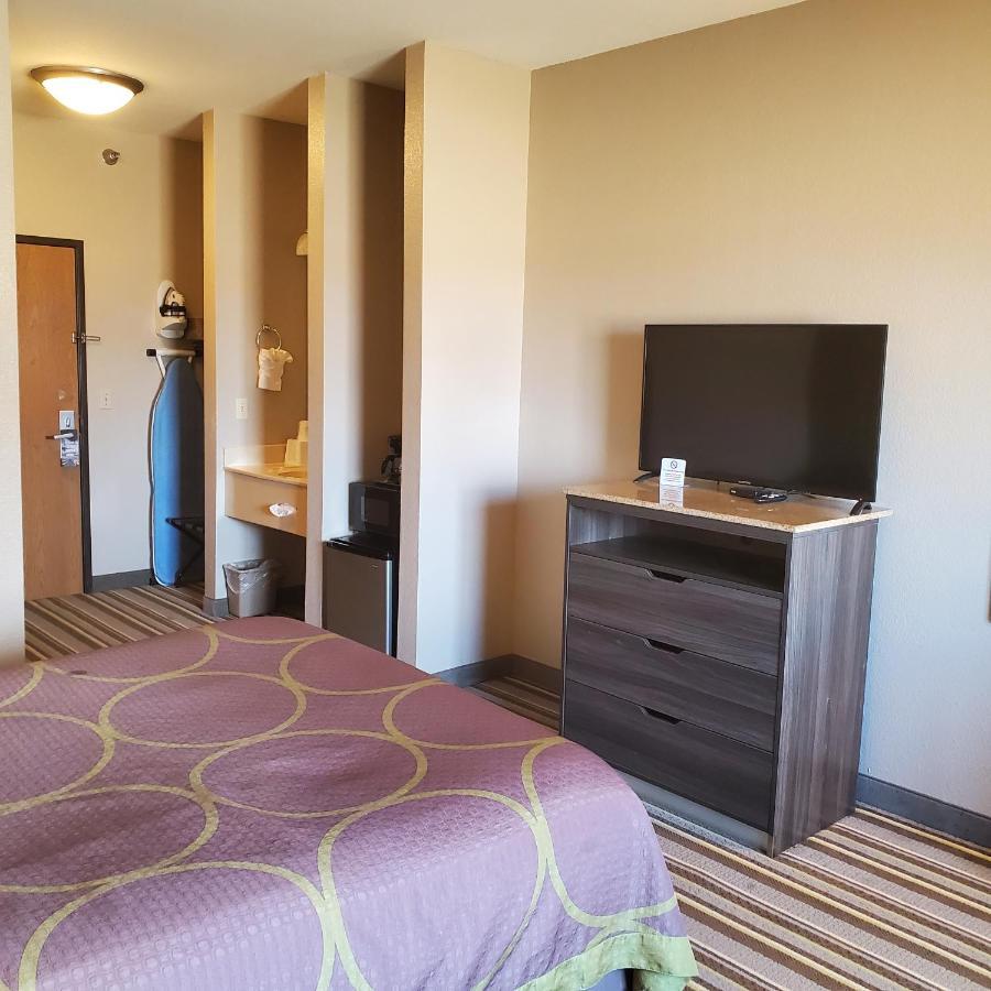 Super 8 By Wyndham Iola Ks Hotel Eksteriør billede